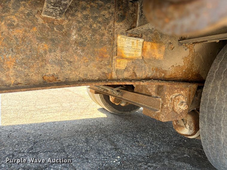 image for item FK0070 2001 Reinke Manufacturing Company, Inc drop deck trailer