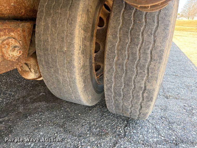 image for item FK0070 2001 Reinke Manufacturing Company, Inc drop deck trailer