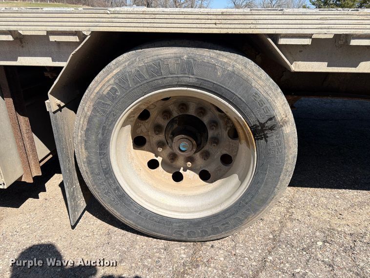 image for item FK0070 2001 Reinke Manufacturing Company, Inc drop deck trailer