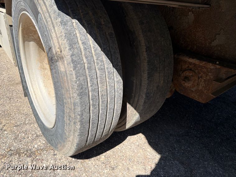 image for item FK0070 2001 Reinke Manufacturing Company, Inc drop deck trailer