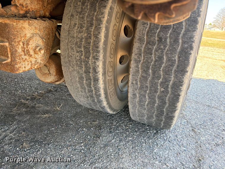 image for item FK0070 2001 Reinke Manufacturing Company, Inc drop deck trailer