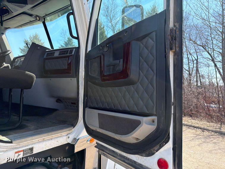 image for item FK0071 2014 Freightliner Coronado semi truck