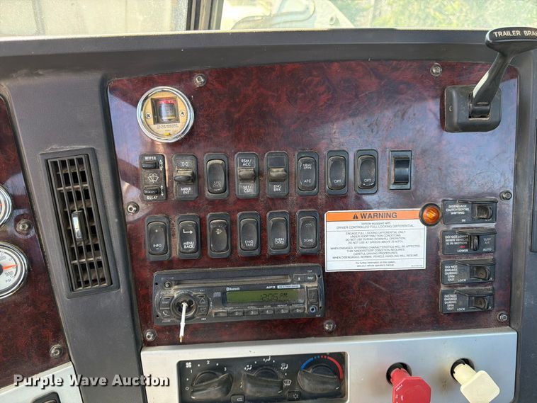 image for item FK0071 2014 Freightliner Coronado semi truck