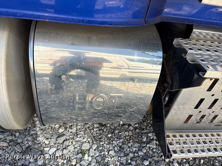 image for item YA1100 2017 Volvo VNL semi truck