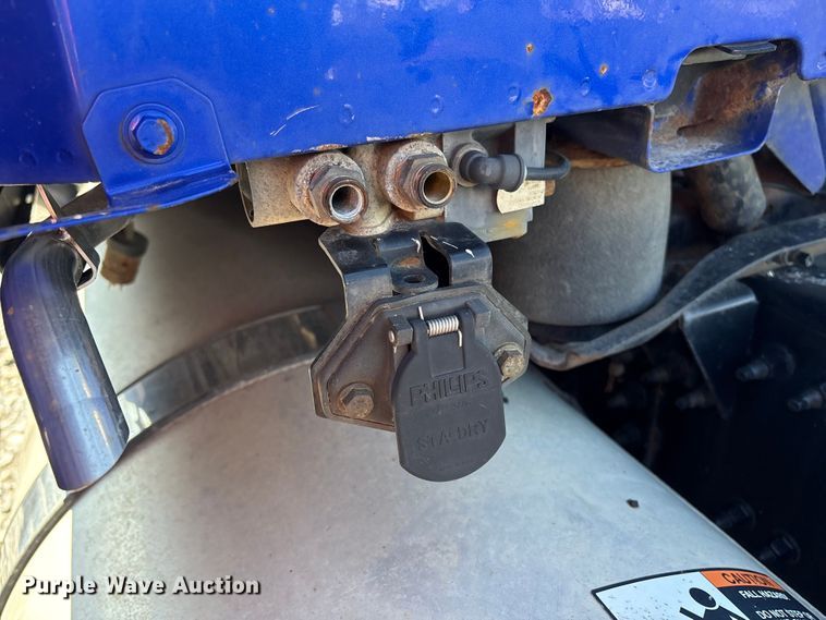 image for item YA1100 2017 Volvo VNL semi truck