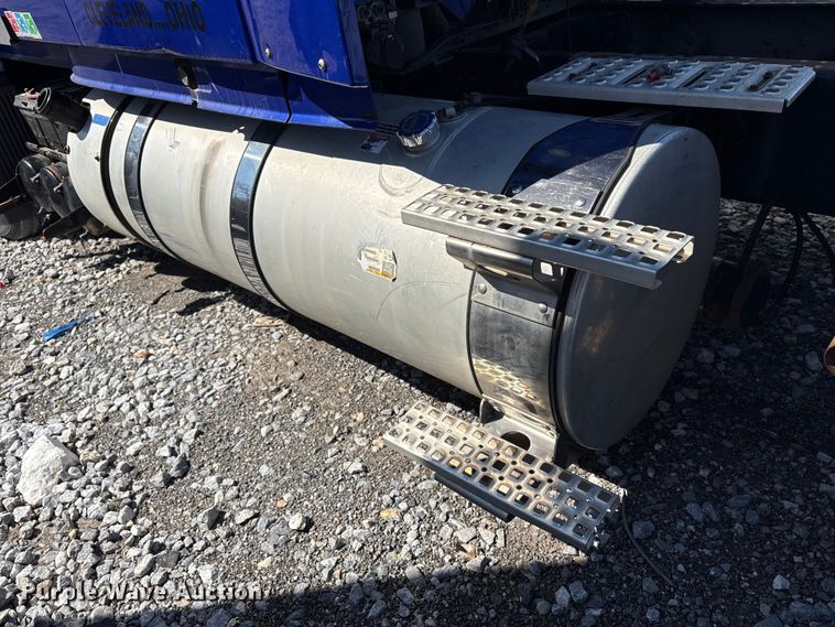 image for item YA1100 2017 Volvo VNL semi truck