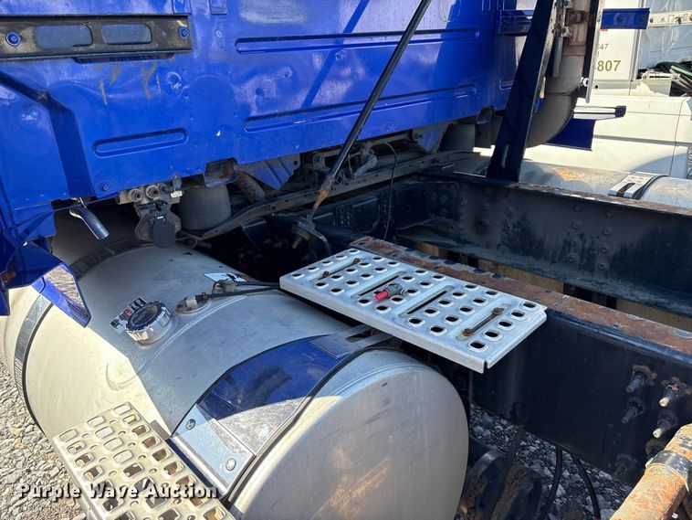 image for item YA1100 2017 Volvo VNL semi truck