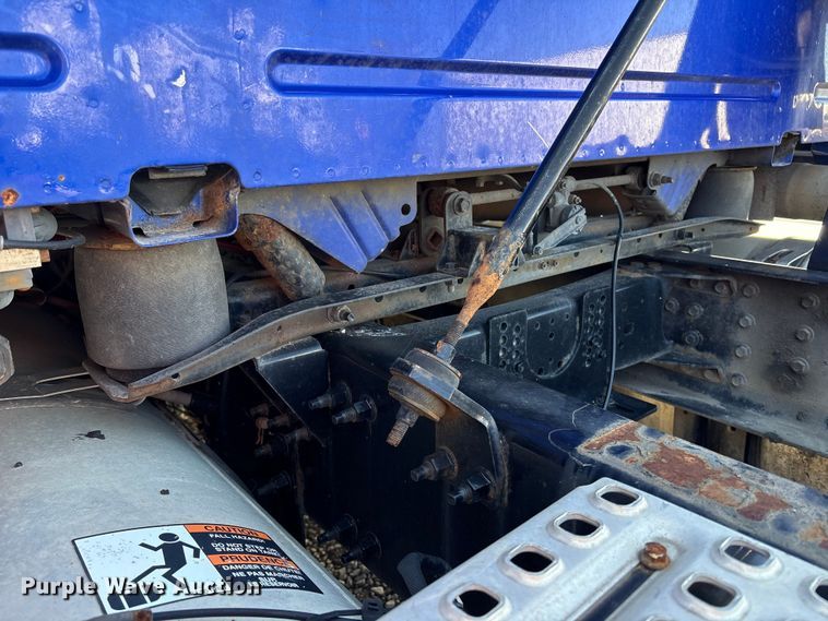 image for item YA1100 2017 Volvo VNL semi truck