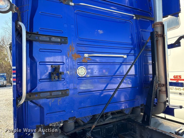 image for item YA1100 2017 Volvo VNL semi truck