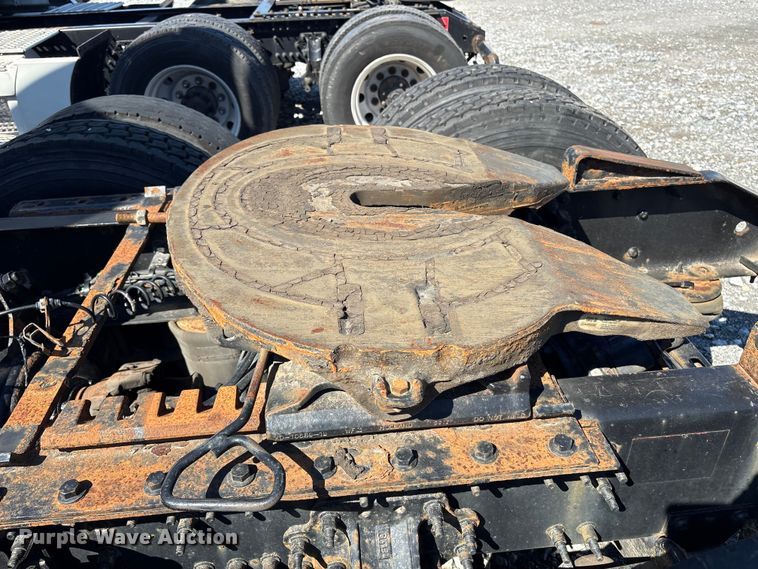 image for item YA1100 2017 Volvo VNL semi truck