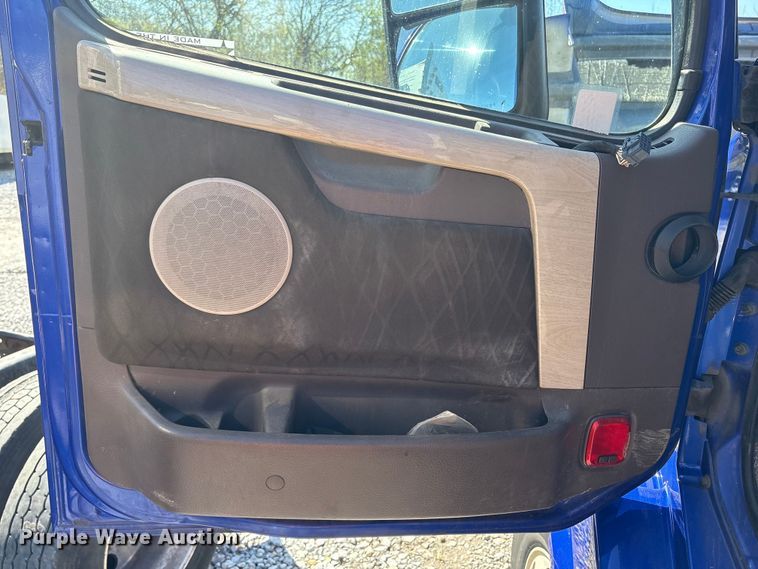 image for item YA1100 2017 Volvo VNL semi truck