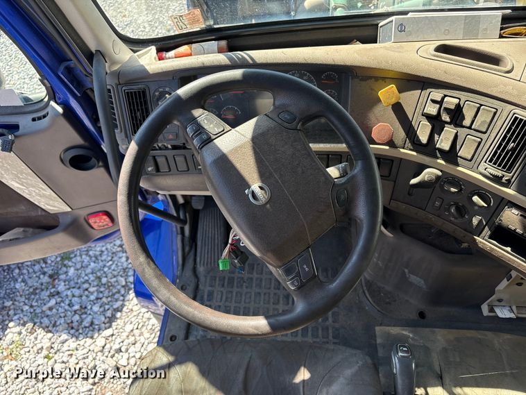 image for item YA1100 2017 Volvo VNL semi truck