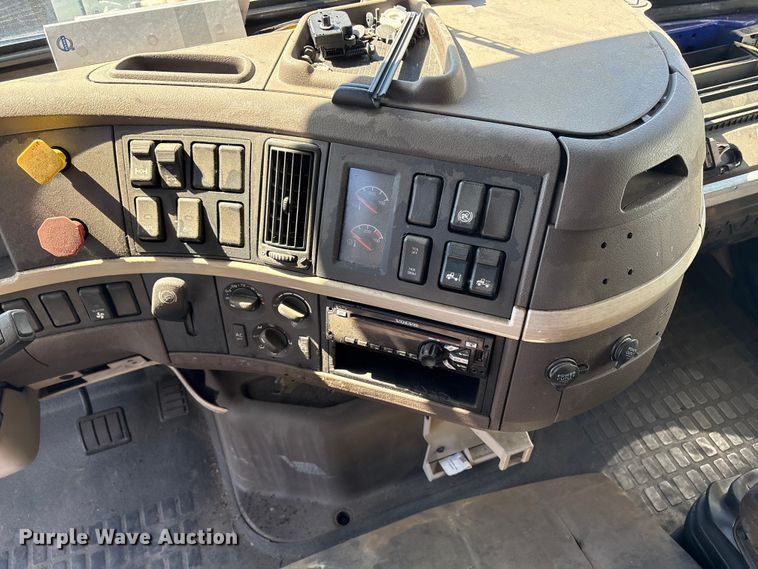 image for item YA1100 2017 Volvo VNL semi truck