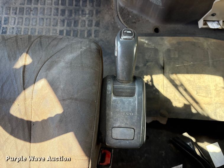 image for item YA1100 2017 Volvo VNL semi truck