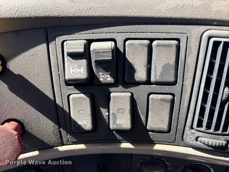 image for item YA1100 2017 Volvo VNL semi truck