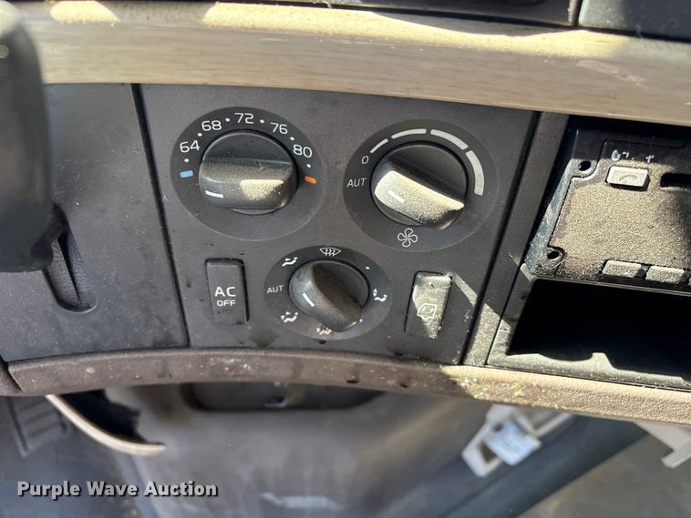 image for item YA1100 2017 Volvo VNL semi truck