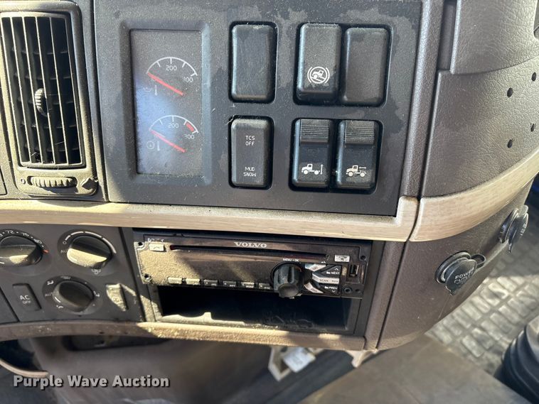 image for item YA1100 2017 Volvo VNL semi truck