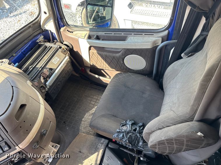 image for item YA1100 2017 Volvo VNL semi truck