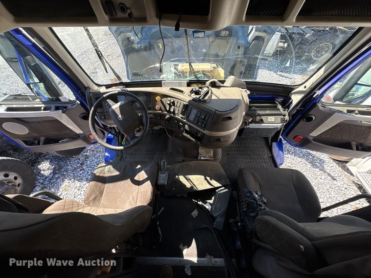 image for item YA1100 2017 Volvo VNL semi truck