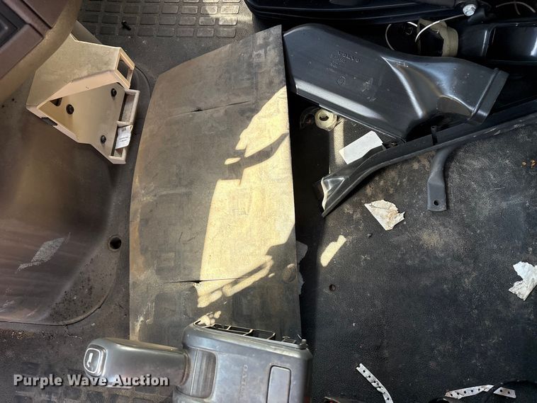 image for item YA1100 2017 Volvo VNL semi truck