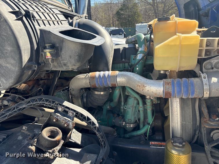 image for item YA1100 2017 Volvo VNL semi truck