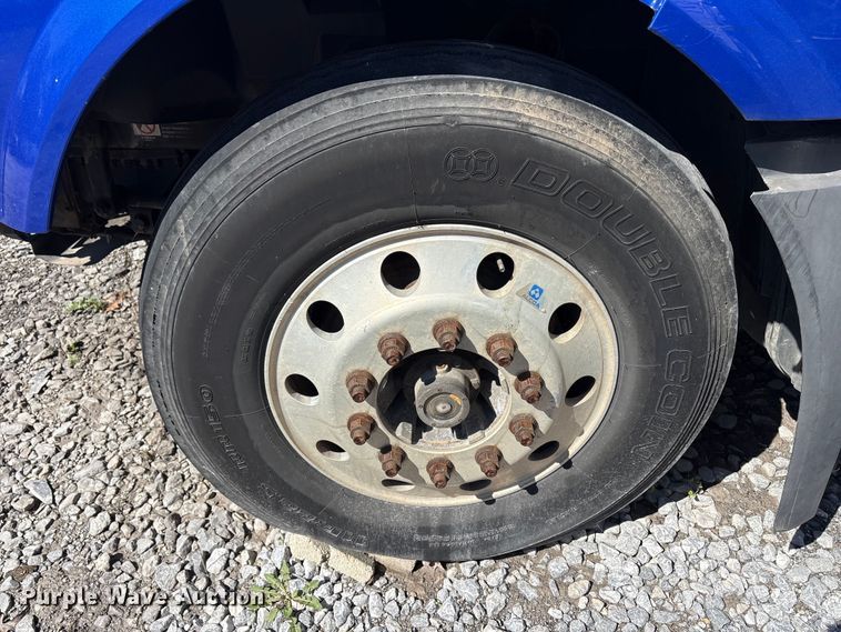 image for item YA1100 2017 Volvo VNL semi truck