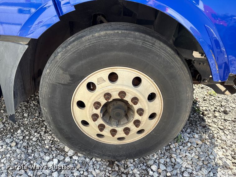 image for item YA1100 2017 Volvo VNL semi truck