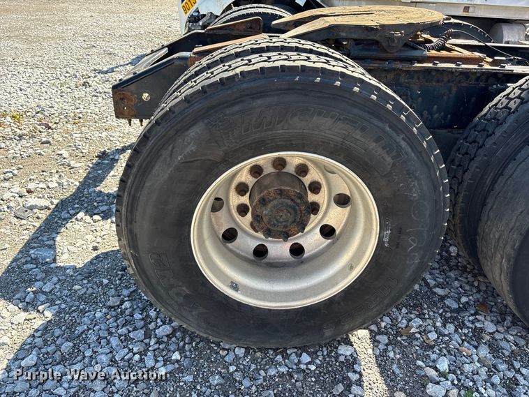 image for item YA1100 2017 Volvo VNL semi truck