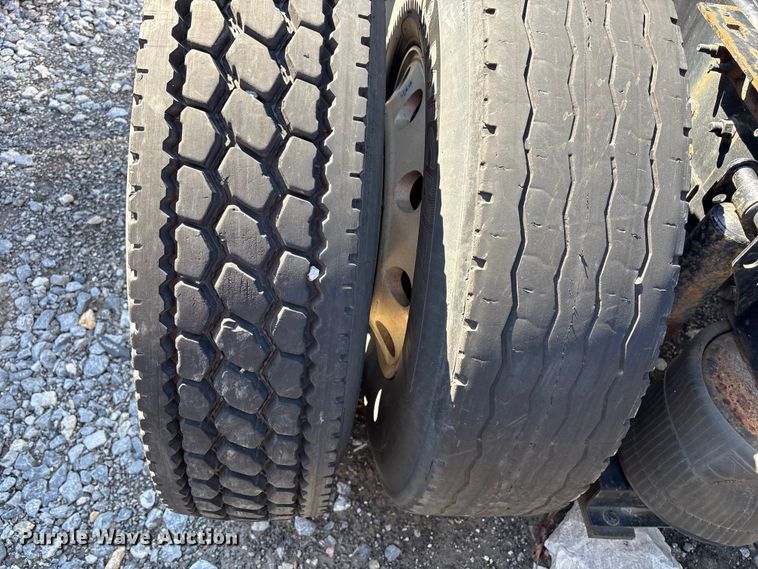 image for item YA1100 2017 Volvo VNL semi truck