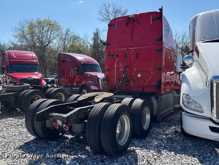 image for item YA1183 2018 Freightliner Cascadia semi truck