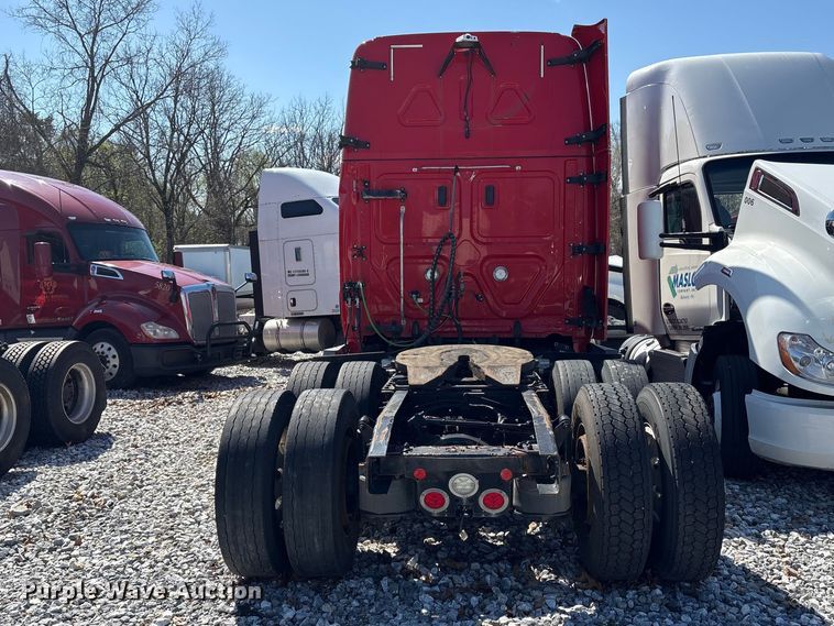 image for item YA1183 2018 Freightliner Cascadia semi truck