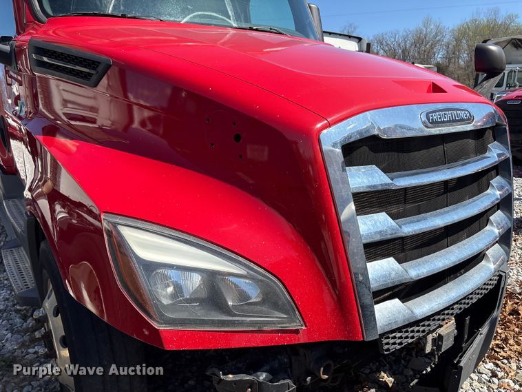 image for item YA1183 2018 Freightliner Cascadia semi truck