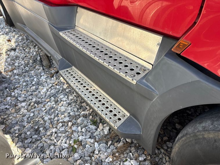 image for item YA1183 2018 Freightliner Cascadia semi truck