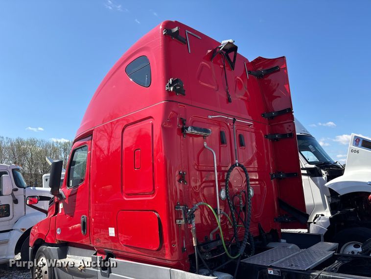 image for item YA1183 2018 Freightliner Cascadia semi truck