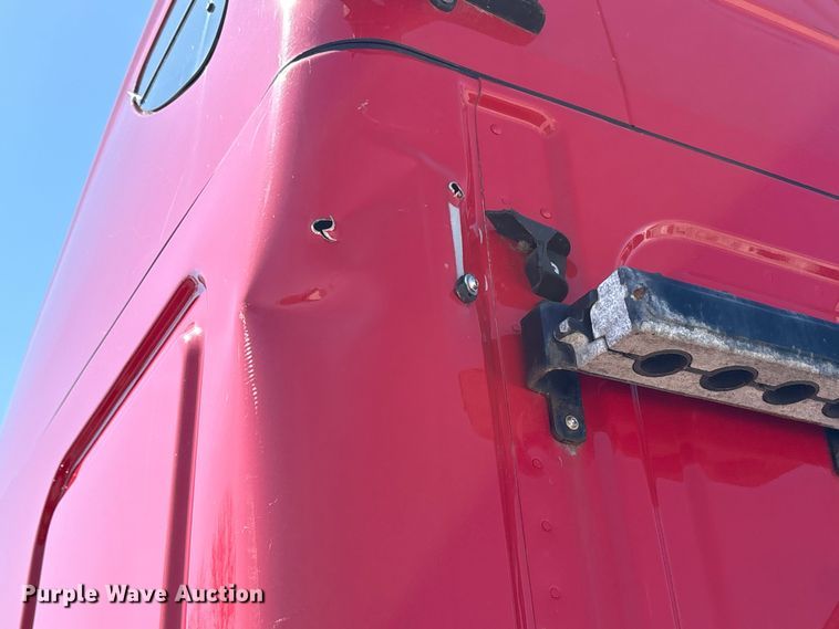 image for item YA1183 2018 Freightliner Cascadia semi truck