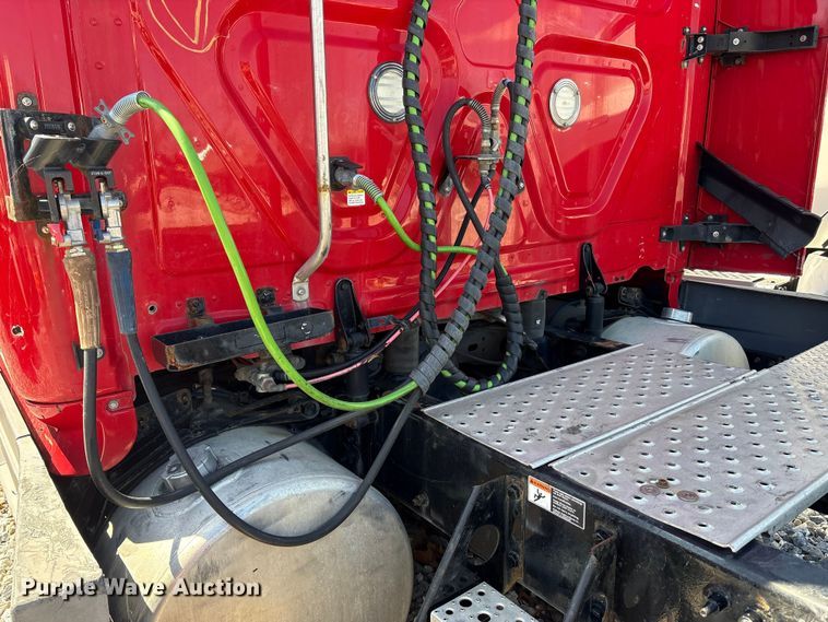 image for item YA1183 2018 Freightliner Cascadia semi truck