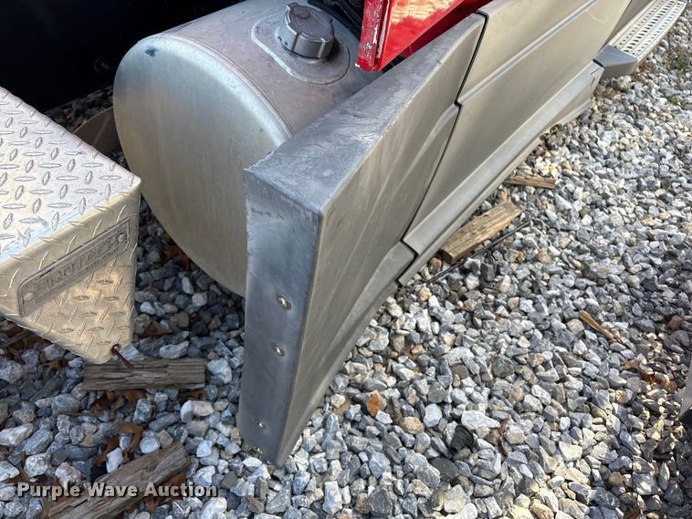 image for item YA1183 2018 Freightliner Cascadia semi truck