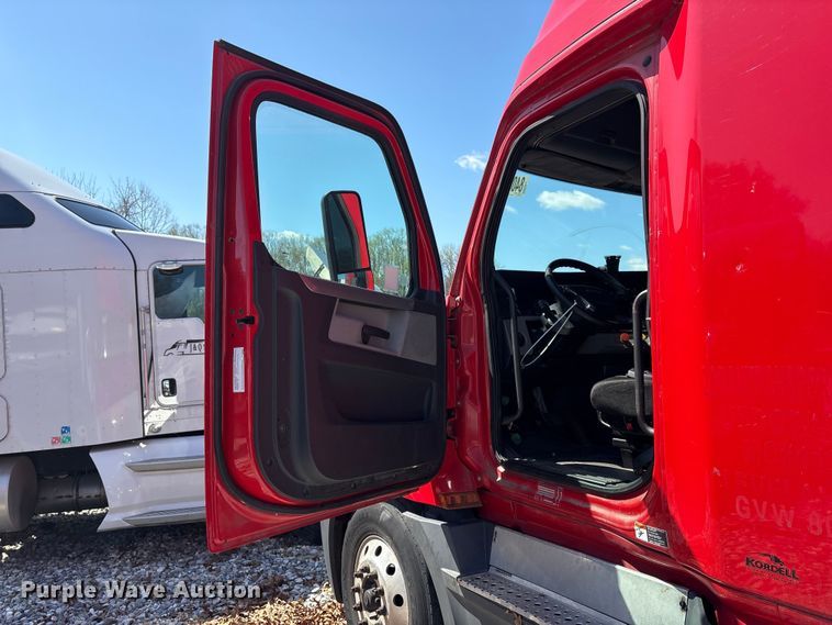 image for item YA1183 2018 Freightliner Cascadia semi truck