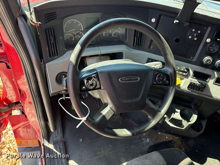 image for item YA1183 2018 Freightliner Cascadia semi truck