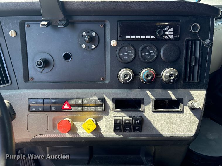 image for item YA1183 2018 Freightliner Cascadia semi truck