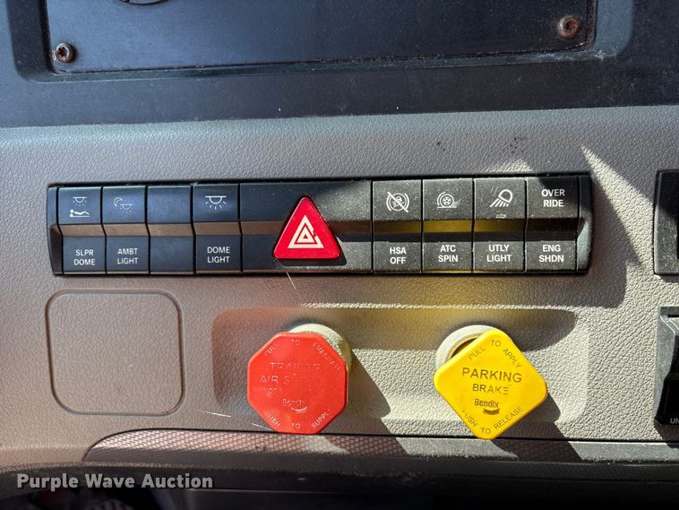 image for item YA1183 2018 Freightliner Cascadia semi truck