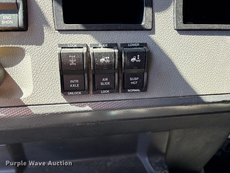 image for item YA1183 2018 Freightliner Cascadia semi truck