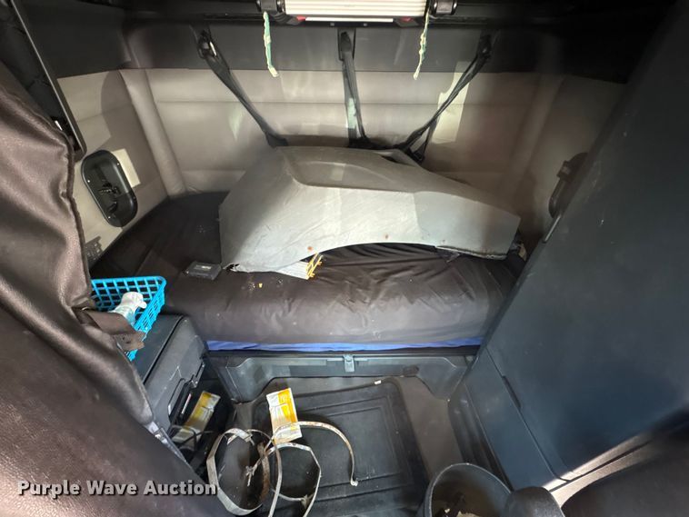 image for item YA1183 2018 Freightliner Cascadia semi truck