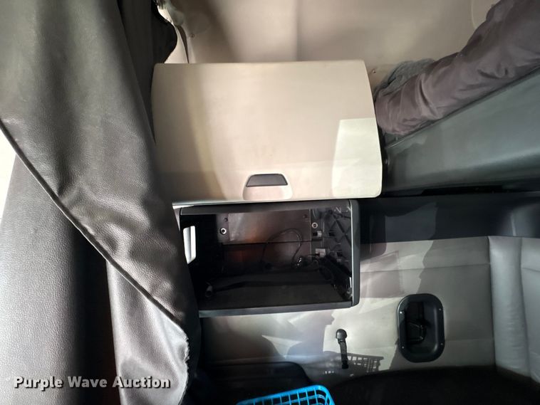 image for item YA1183 2018 Freightliner Cascadia semi truck