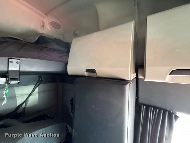 image for item YA1183 2018 Freightliner Cascadia semi truck