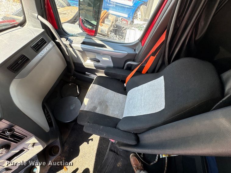 image for item YA1183 2018 Freightliner Cascadia semi truck