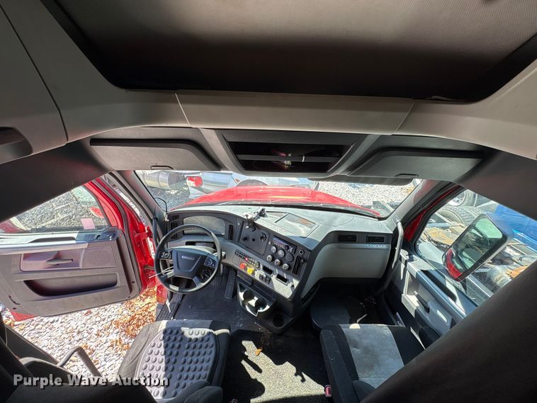 image for item YA1183 2018 Freightliner Cascadia semi truck