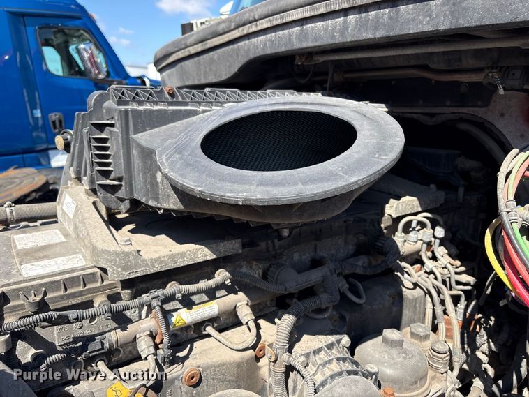 image for item YA1183 2018 Freightliner Cascadia semi truck