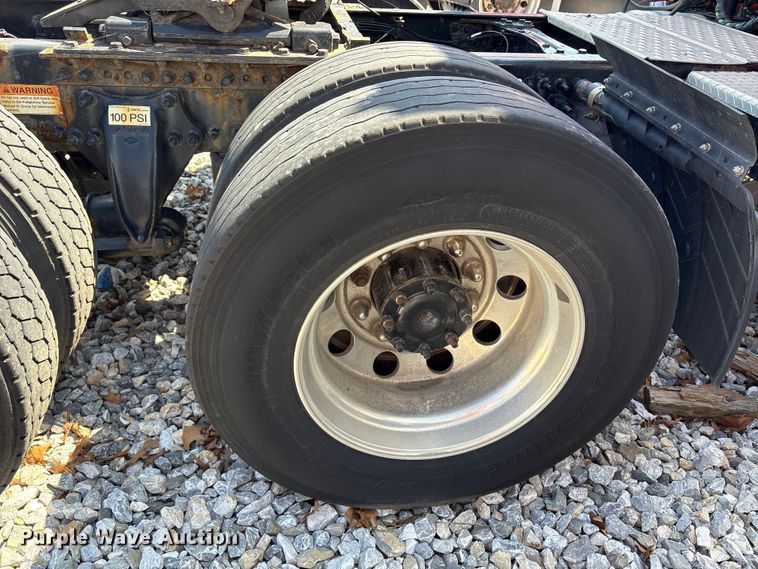 image for item YA1183 2018 Freightliner Cascadia semi truck