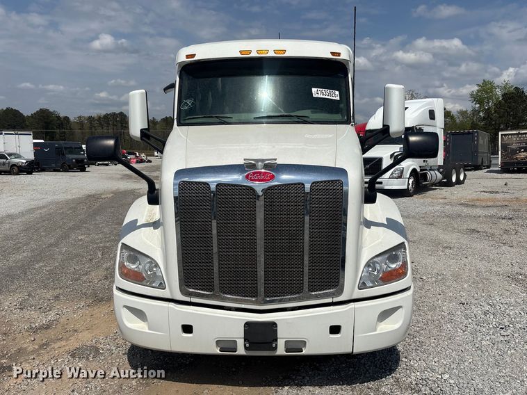 image for item YA1233 2022 Peterbilt 579 semi truck